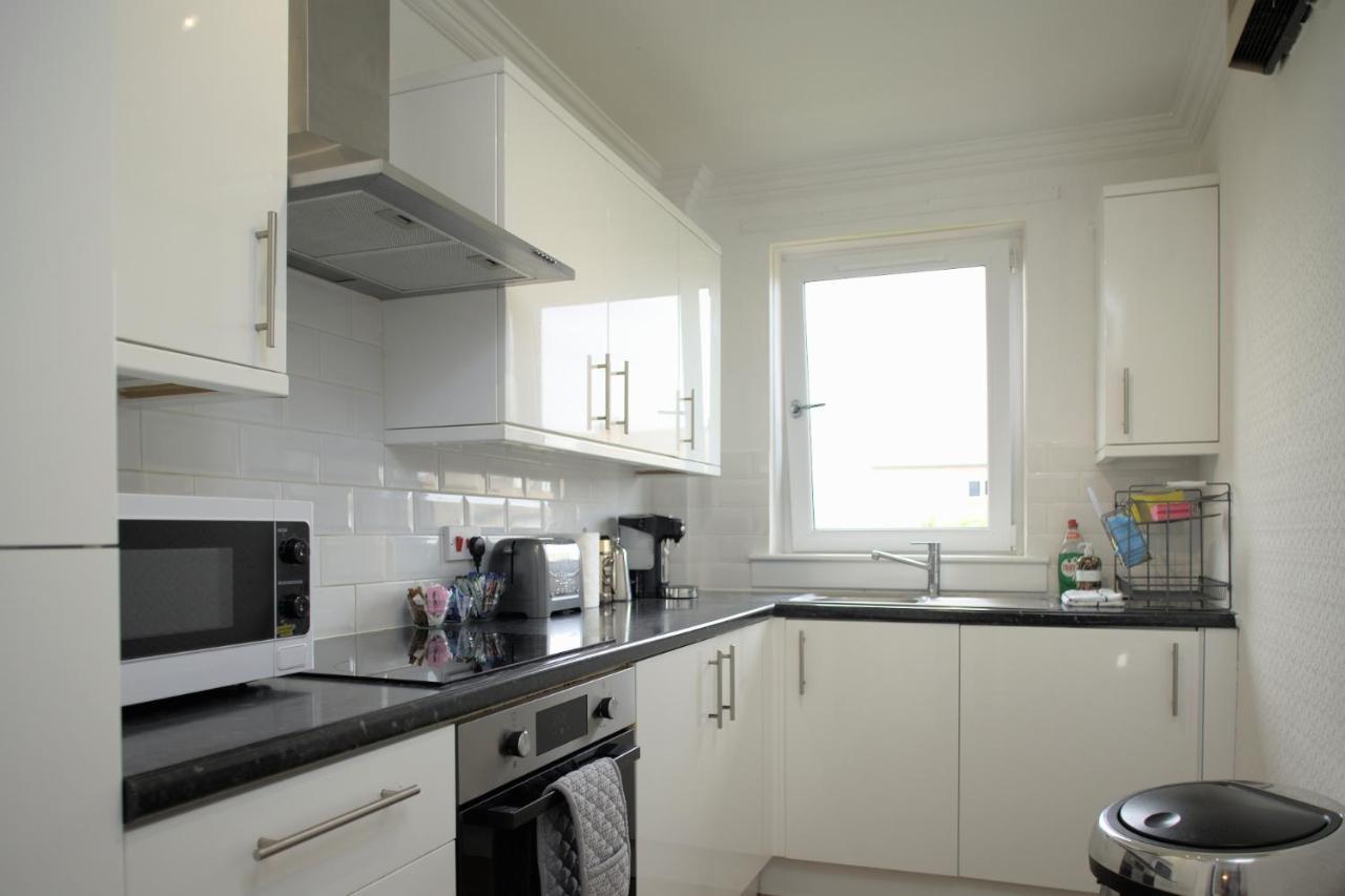 Modern 2-bed Haven, Free Parking Appartement