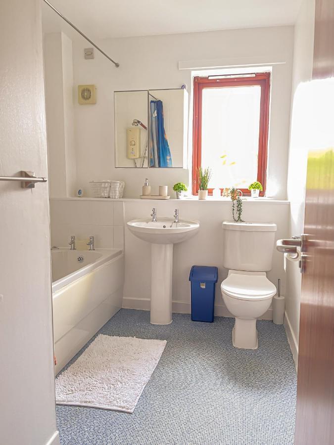 Spacious, And Newly Decorated Apartment Edinburgh