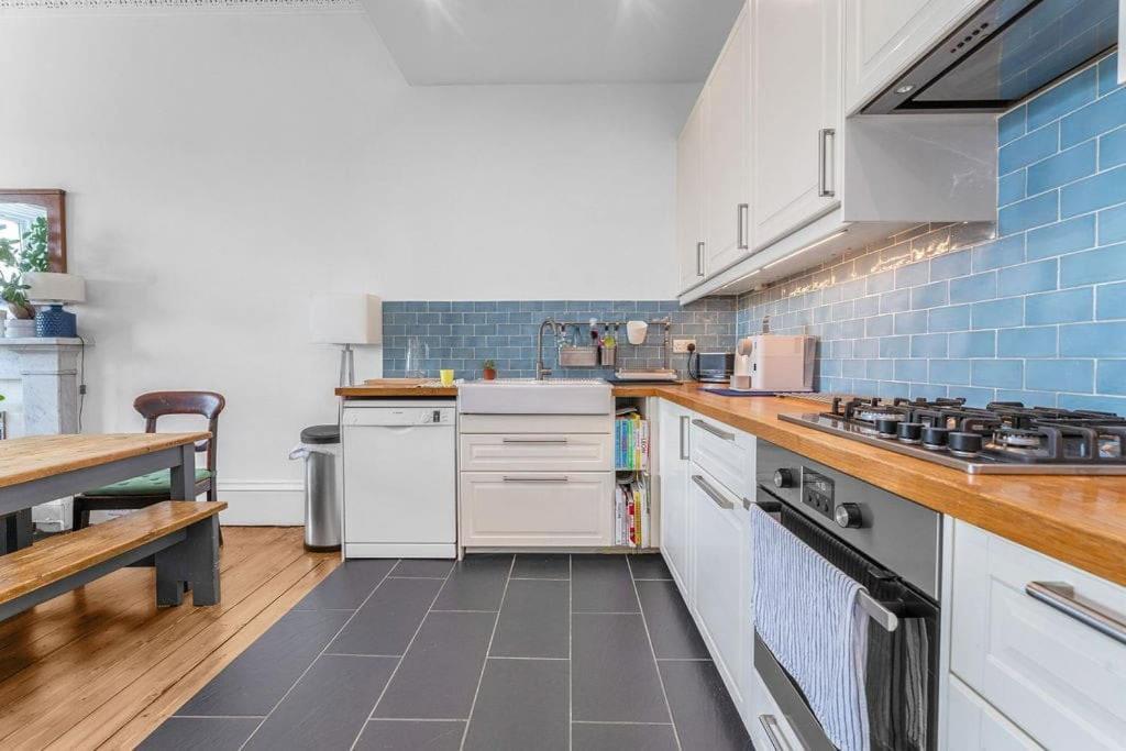 Bright And Spacious Flat Overlooking The Meadows Apartment