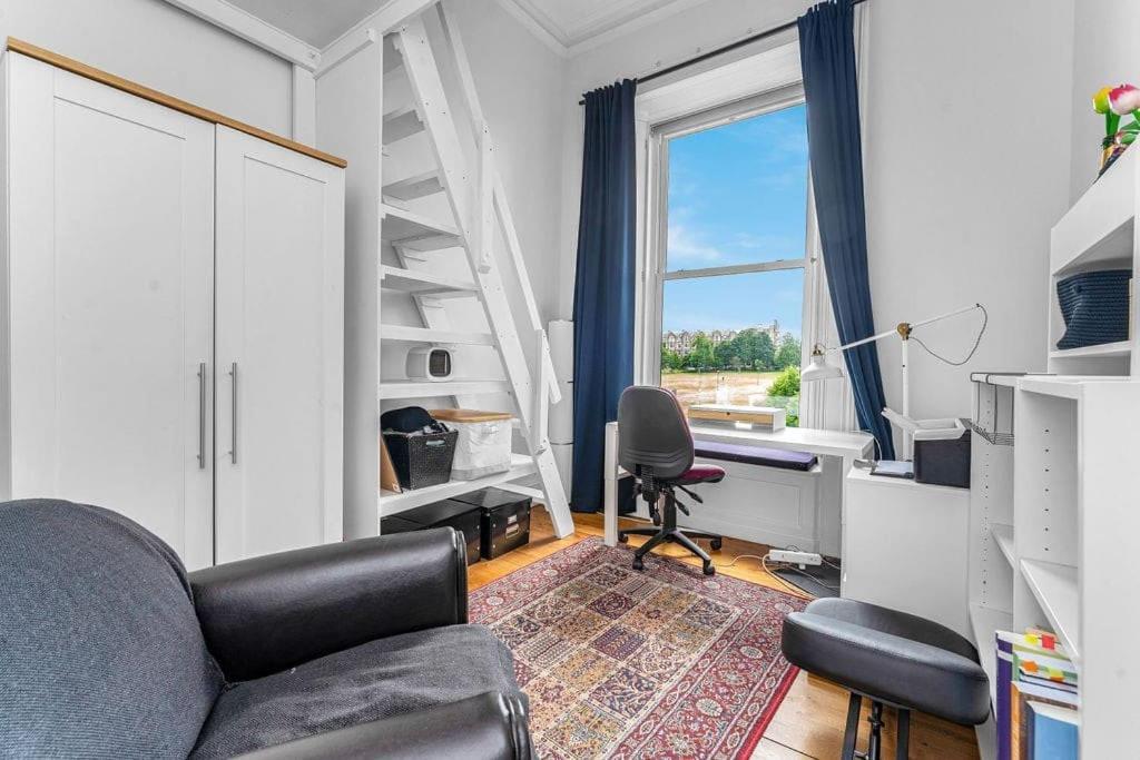 Bright And Spacious Flat Overlooking The Meadows
