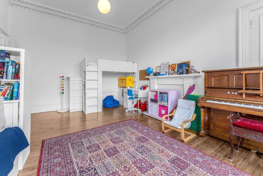 Apartment Bright And Spacious Flat Overlooking The Meadows