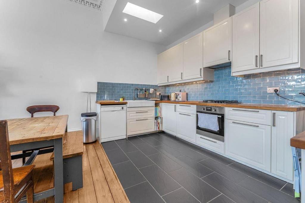 Bright And Spacious Flat Overlooking The Meadows Edinburgh