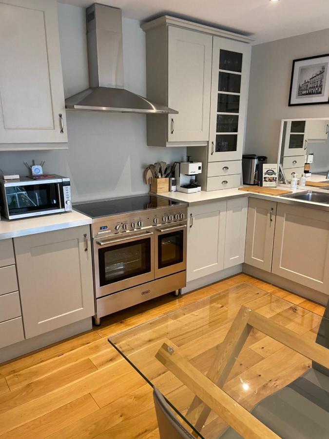 Chic 2b Centre Flat & Patio , Close To Castle Apartment