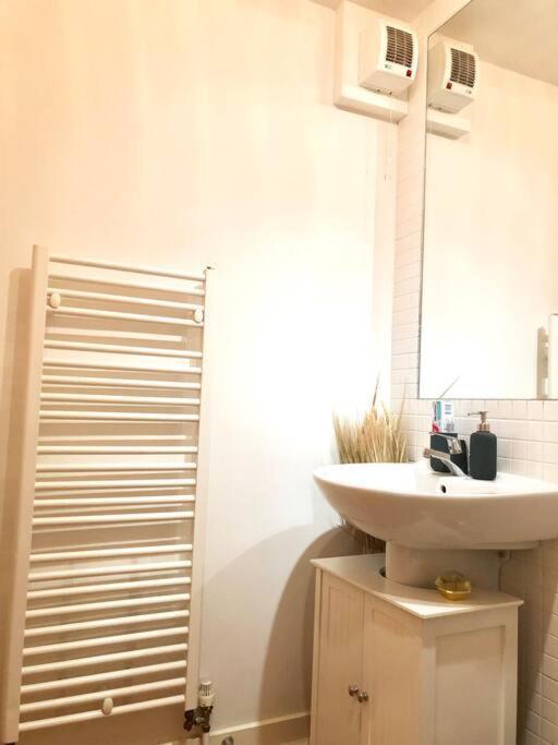 Modern Spacious Retreat With Free Parking And Private Balcony Apartment