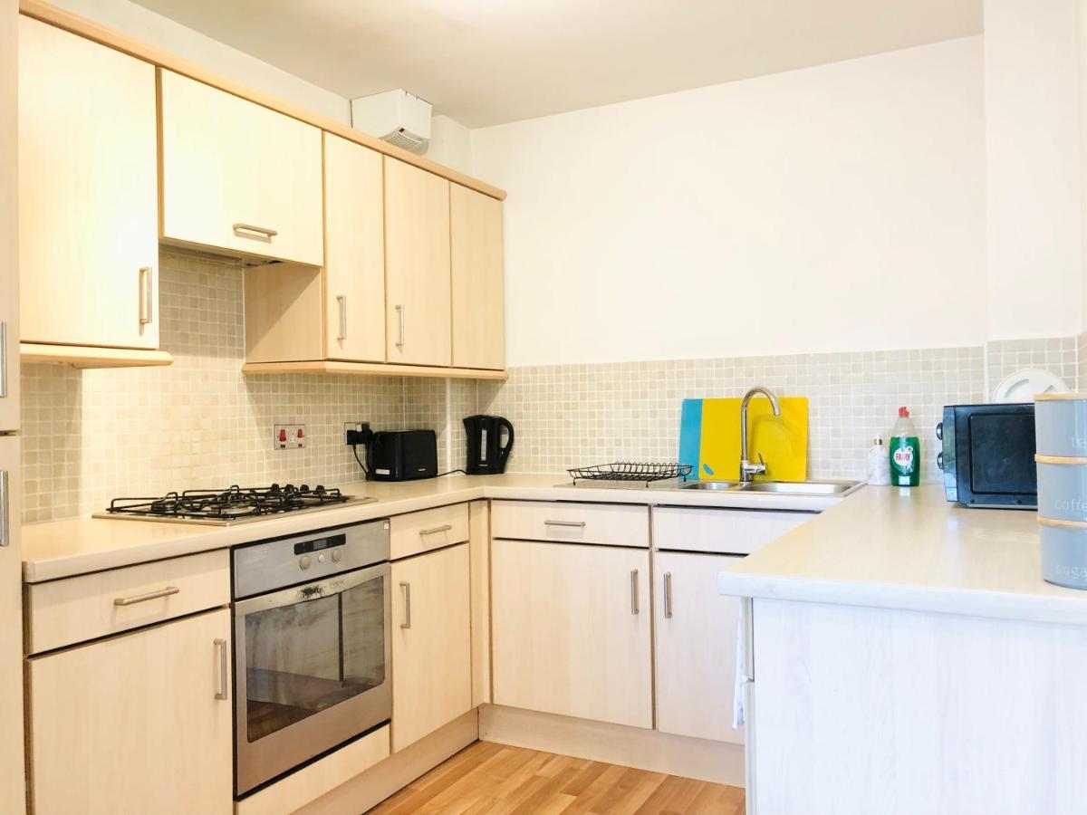 Apartment Modern Spacious Retreat With Free Parking And Private Balcony
