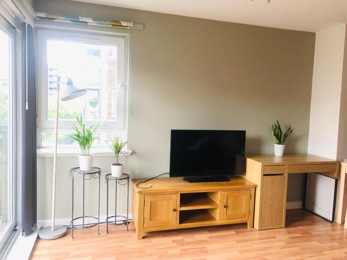 Modern Spacious Retreat With Free Parking And Private Balcony