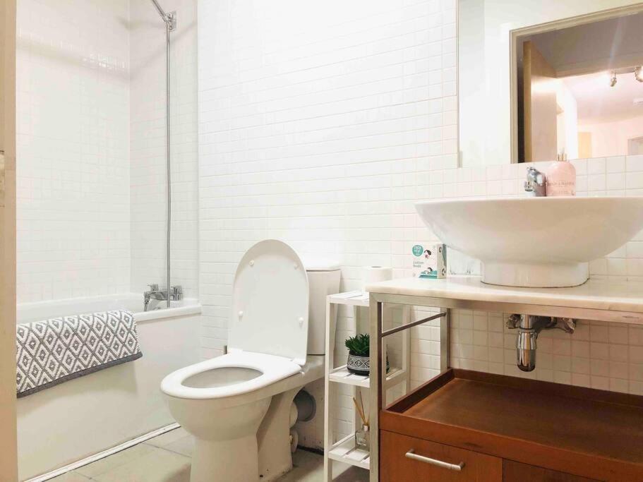 Modern Spacious Retreat With Free Parking And Private Balcony