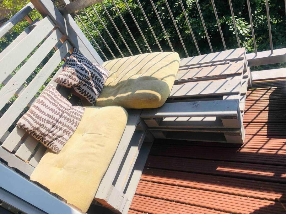 Apartment Modern Spacious Retreat With Free Parking And Private Balcony EDI