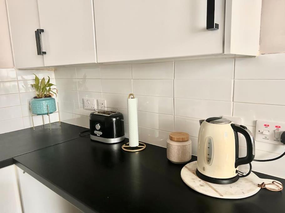 Large 2 Bedroom, Ground Floor Flat, Close To Apartment