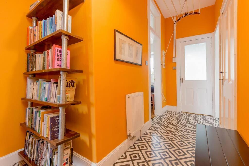 Castle Views! Stylish 2bd Flat, Sleeps 4 Apartment