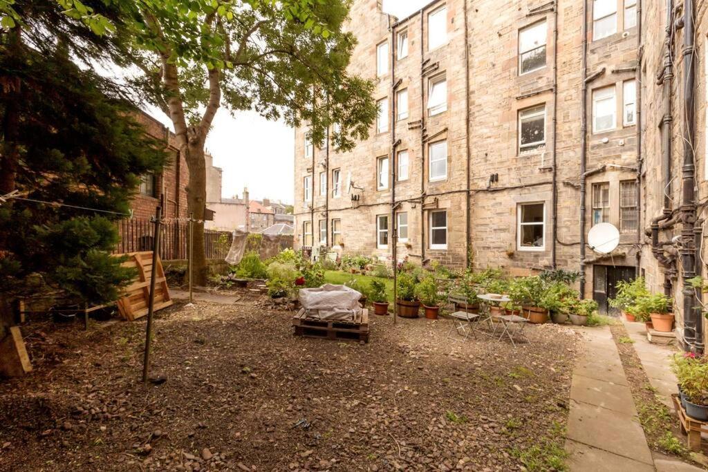 Castle Views! Stylish 2bd Flat, Sleeps 4 * Edinburgh