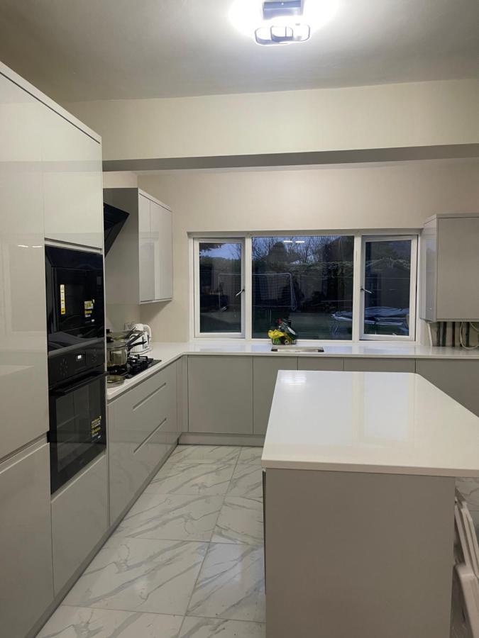 One Bedroom In Spacious Bungalow, Free Parking & Private Entrance *