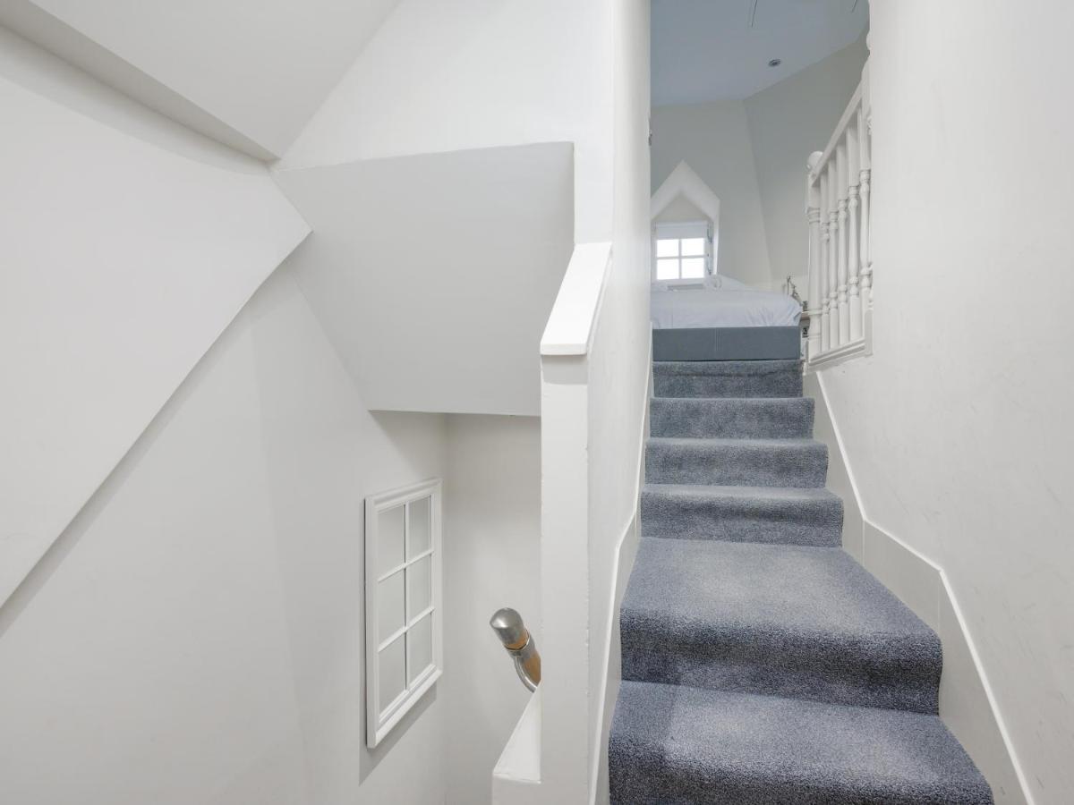 Apartment Pass The Keys Historic Ramsay Garden With Balcony Views
