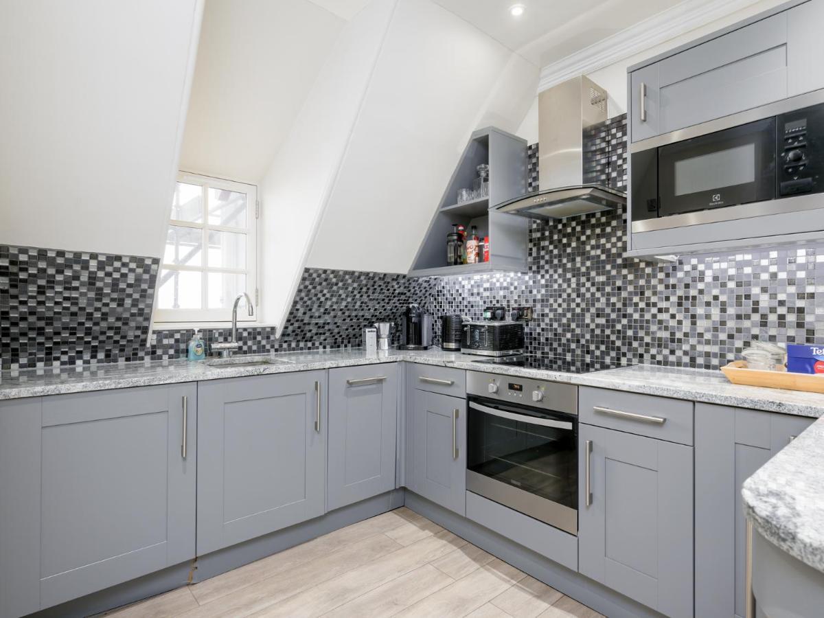 Apartment Pass The Keys Historic Ramsay Garden With Balcony Views Edinburgh