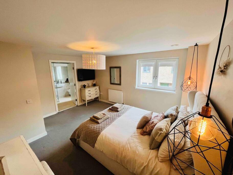 Ferienhaus Gorgeous 3 Bed House Free Parking & Garden