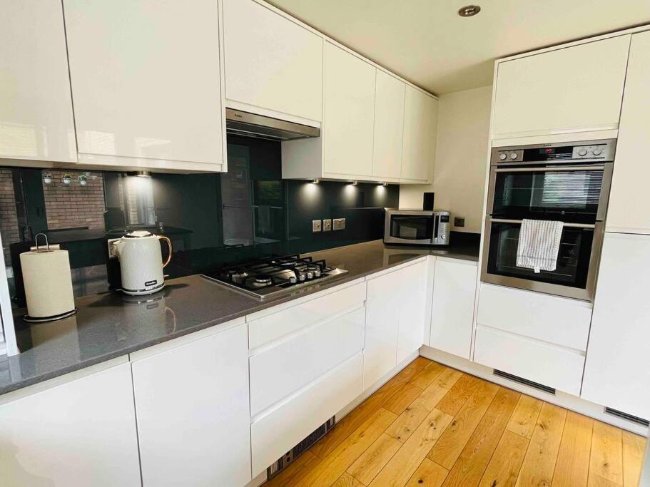 Ferienhaus Gorgeous 3 Bed House Free Parking & Garden *
