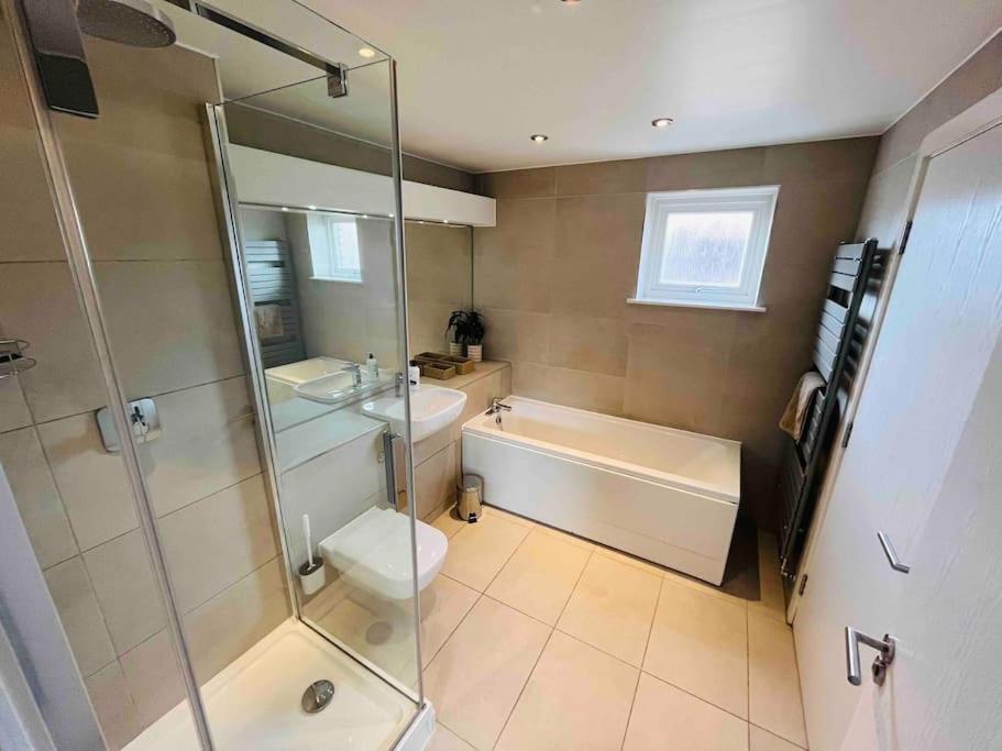 Gorgeous 3 Bed House Free Parking & Garden *