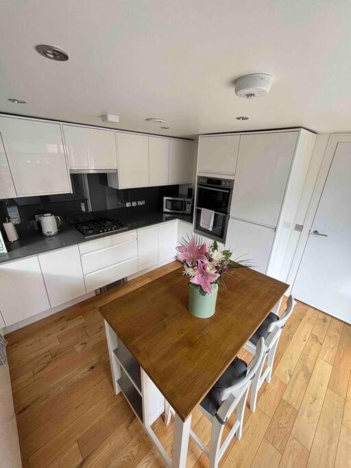 Ferienhaus Gorgeous 3 Bed House Free Parking & Garden *