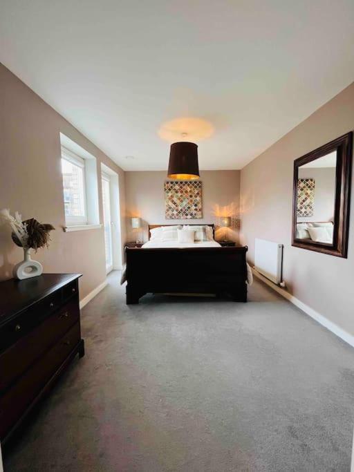 Ferienhaus Gorgeous 3 Bed House Free Parking & Garden