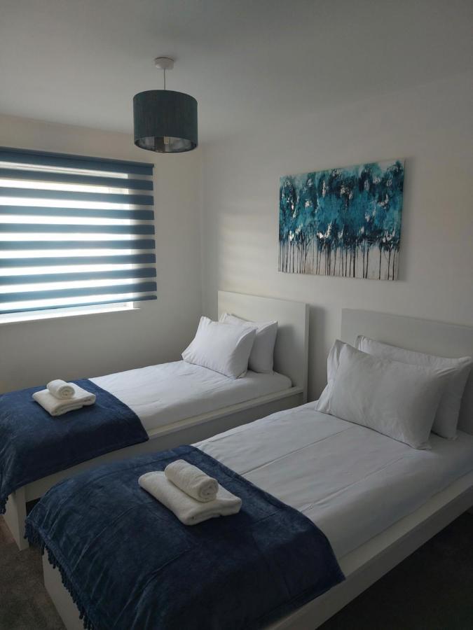 Hébergement de vacances Beautiful 4-bedroom House With Private Garden & Parking