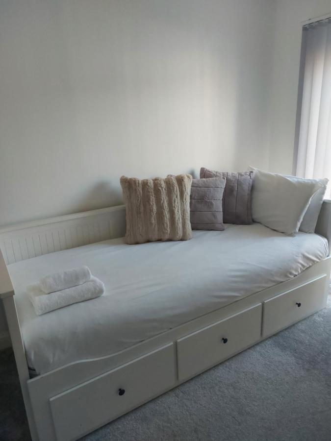 Hébergement de vacances Beautiful 4-bedroom House With Private Garden & Parking