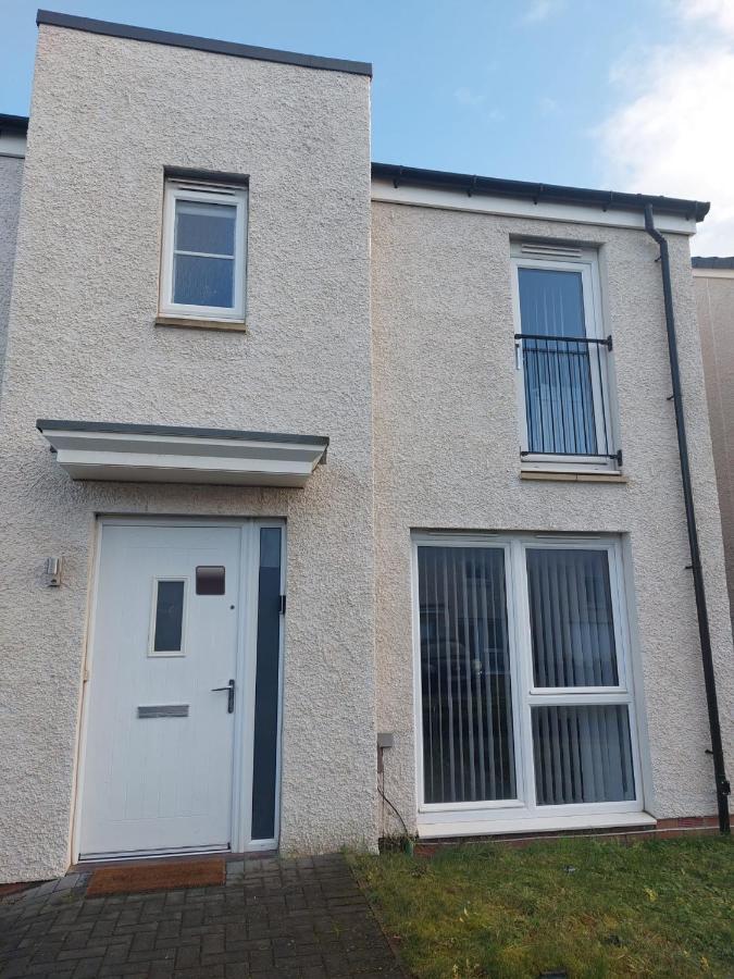 Beautiful 4-bedroom House With Private Garden & Parking