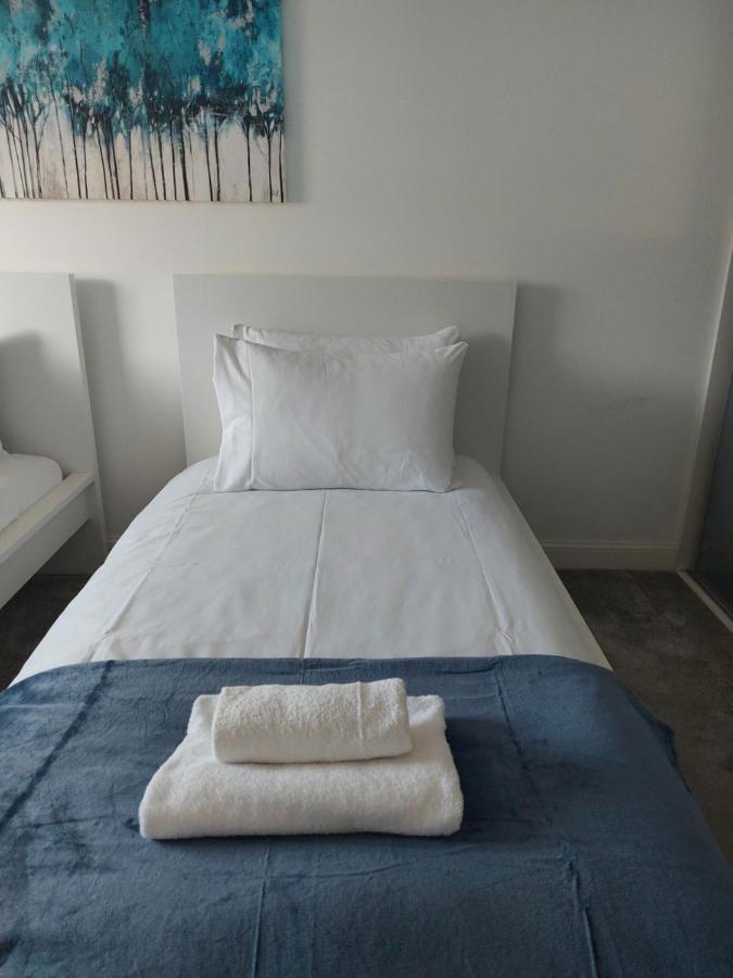 Beautiful 4-bedroom House With Private Garden & Parking Hébergement de vacances