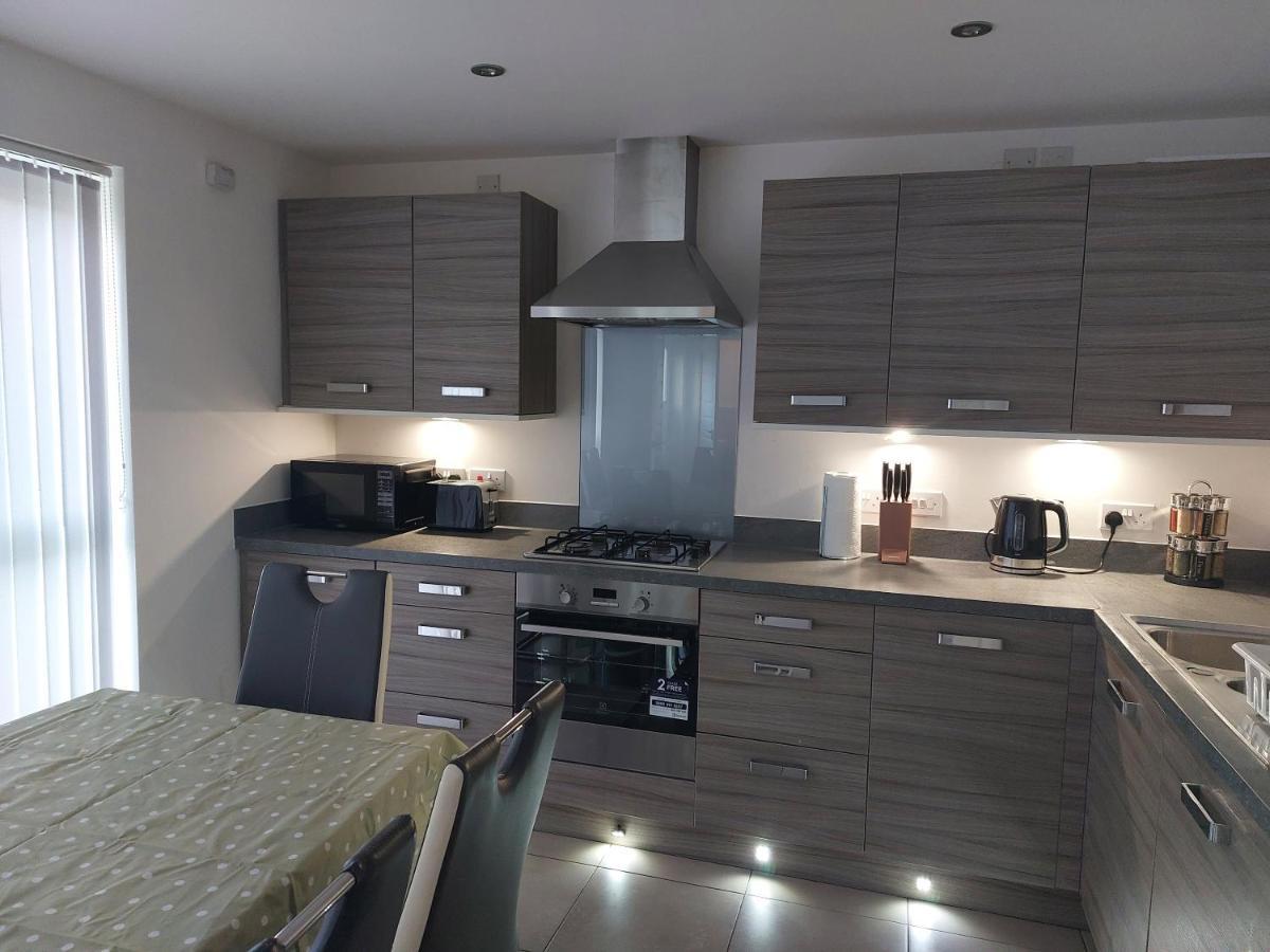 Hébergement de vacances Beautiful 4-bedroom House With Private Garden & Parking