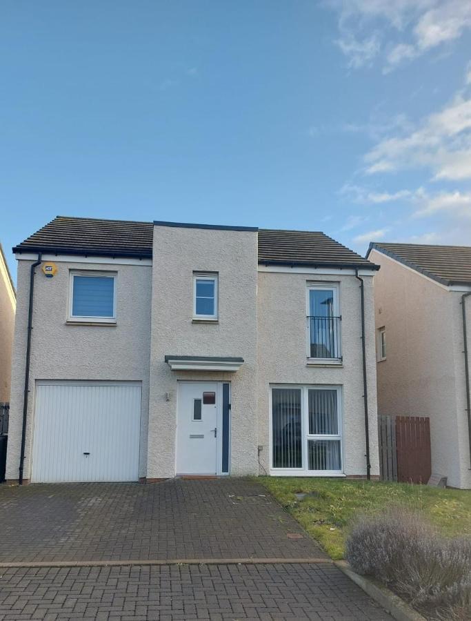 Beautiful 4-bedroom House With Private Garden & Parking