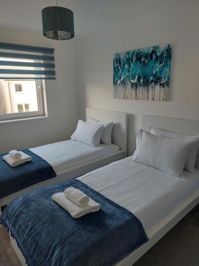 Beautiful 4-bedroom House With Private Garden & Parking