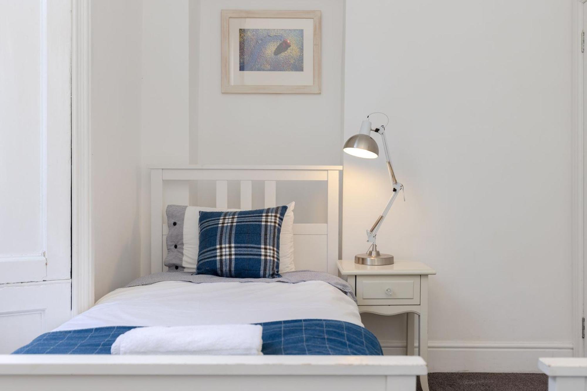 Traditional 3 Bedroom Quiet Duplex Flat By High St, Trams And Buses - Just 1-5 Miles To Centre Édimbourg