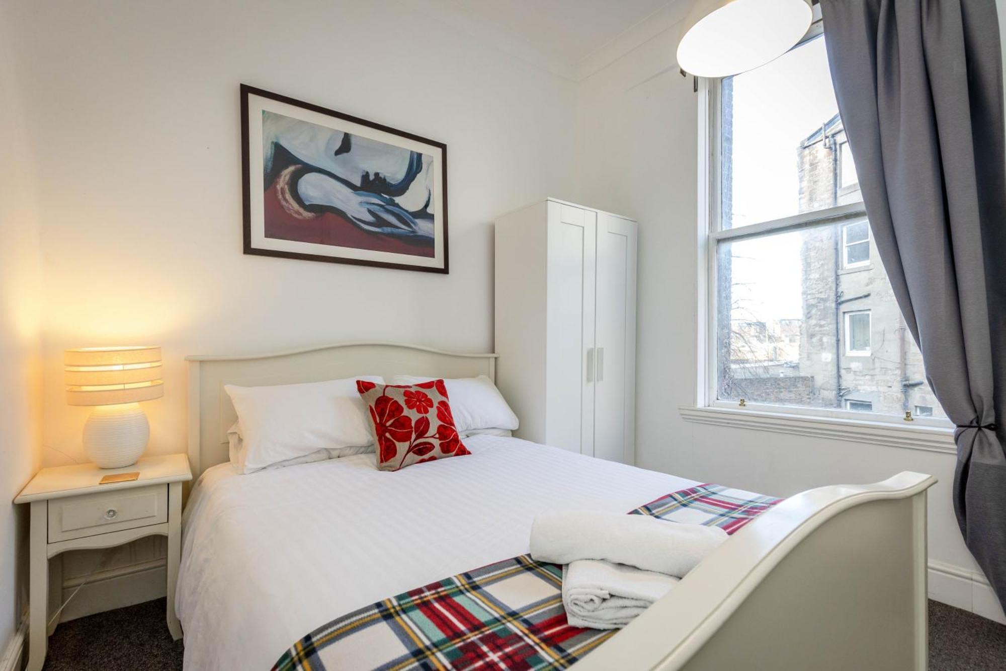 Traditional 3 Bedroom Quiet Duplex Flat By High St, Trams And Buses - Just 1-5 Miles To Centre Appartement *