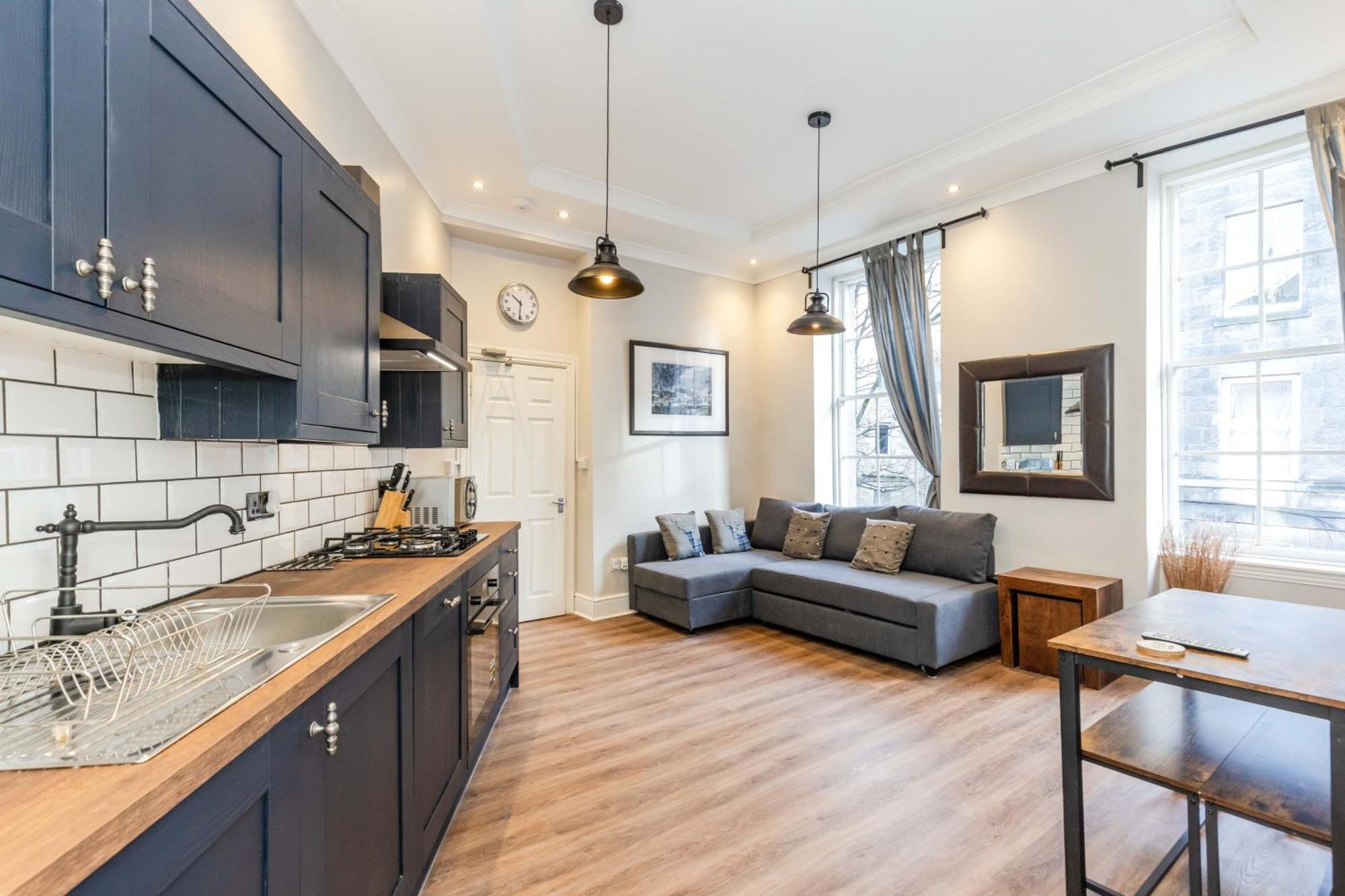 Traditional 3 Bedroom Quiet Duplex Flat By High St, Trams And Buses - Just 1-5 Miles To Centre Appartement