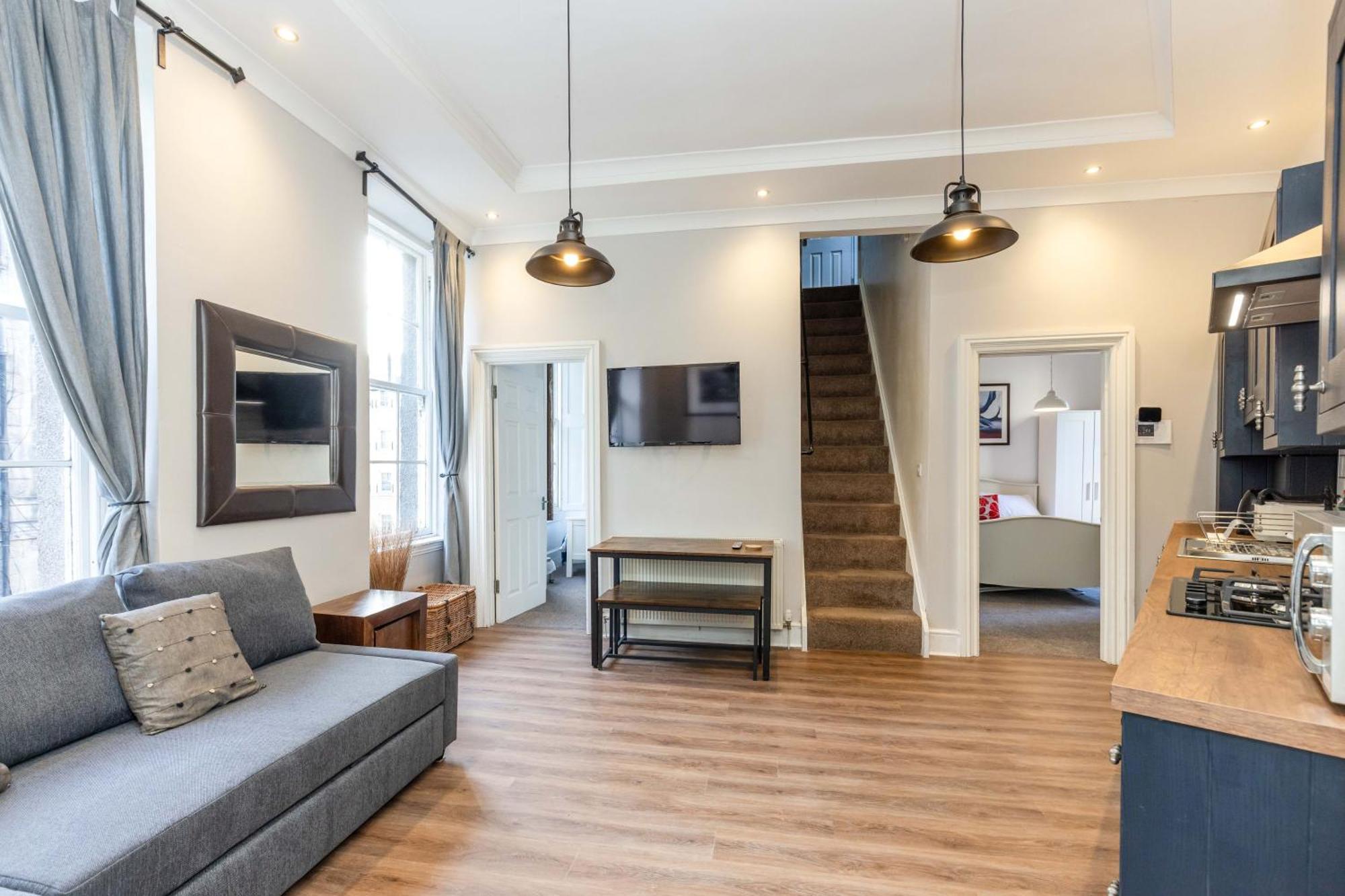 Traditional 3 Bedroom Quiet Duplex Flat By High St, Trams And Buses - Just 1-5 Miles To Centre *