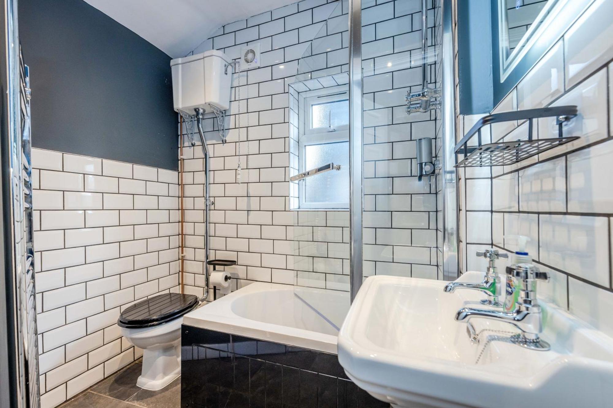 Traditional 3 Bedroom Quiet Duplex Flat By High St, Trams And Buses - Just 1-5 Miles To Centre * Édimbourg