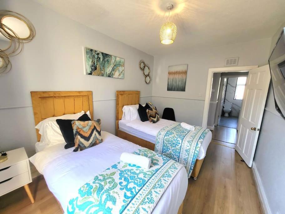 Apartment 4 Bedrooms By Sensational Short Lets & Serviced *
