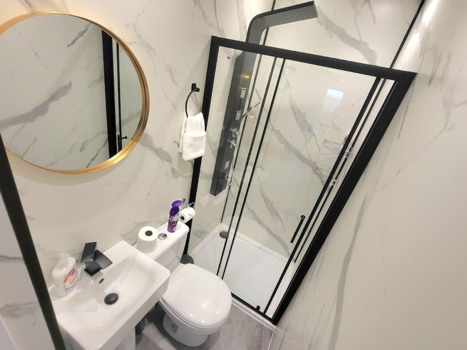 Apartment 4 Bedrooms By Sensational Short Lets & Serviced