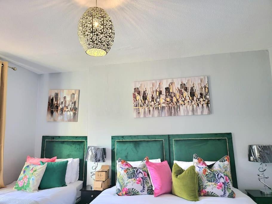 Apartment 4 Bedrooms By Sensational Short Lets & Serviced
