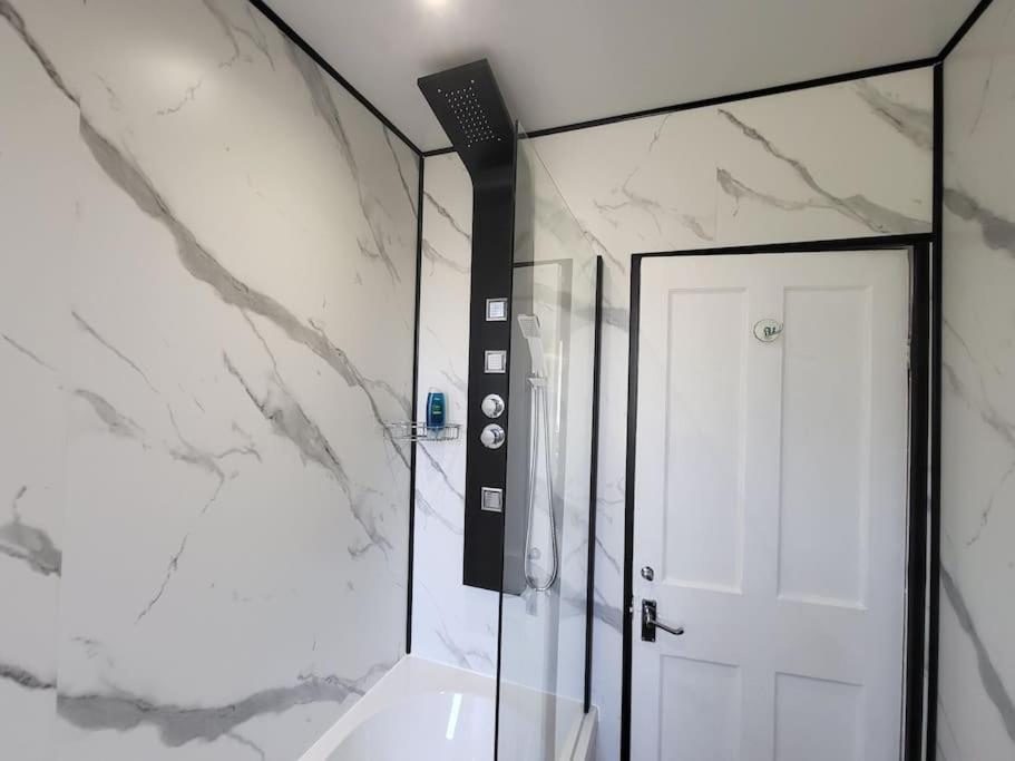 Apartment 4 Bedrooms By Sensational Short Lets & Serviced