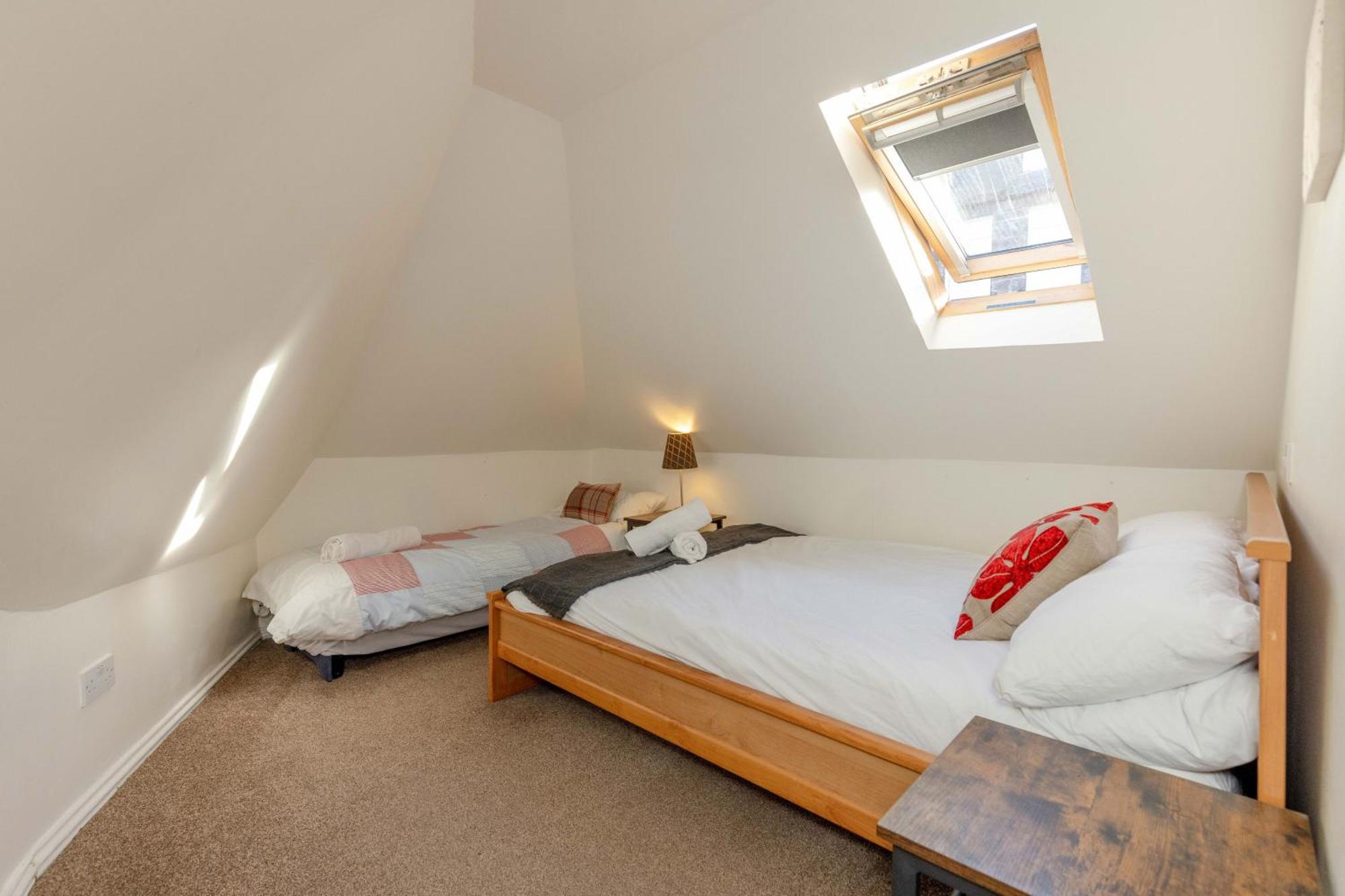 Traditional 3 Bedroom Quiet Duplex Flat By High St, Trams And Buses - Just 1-5 Miles To Centre * Édimbourg
