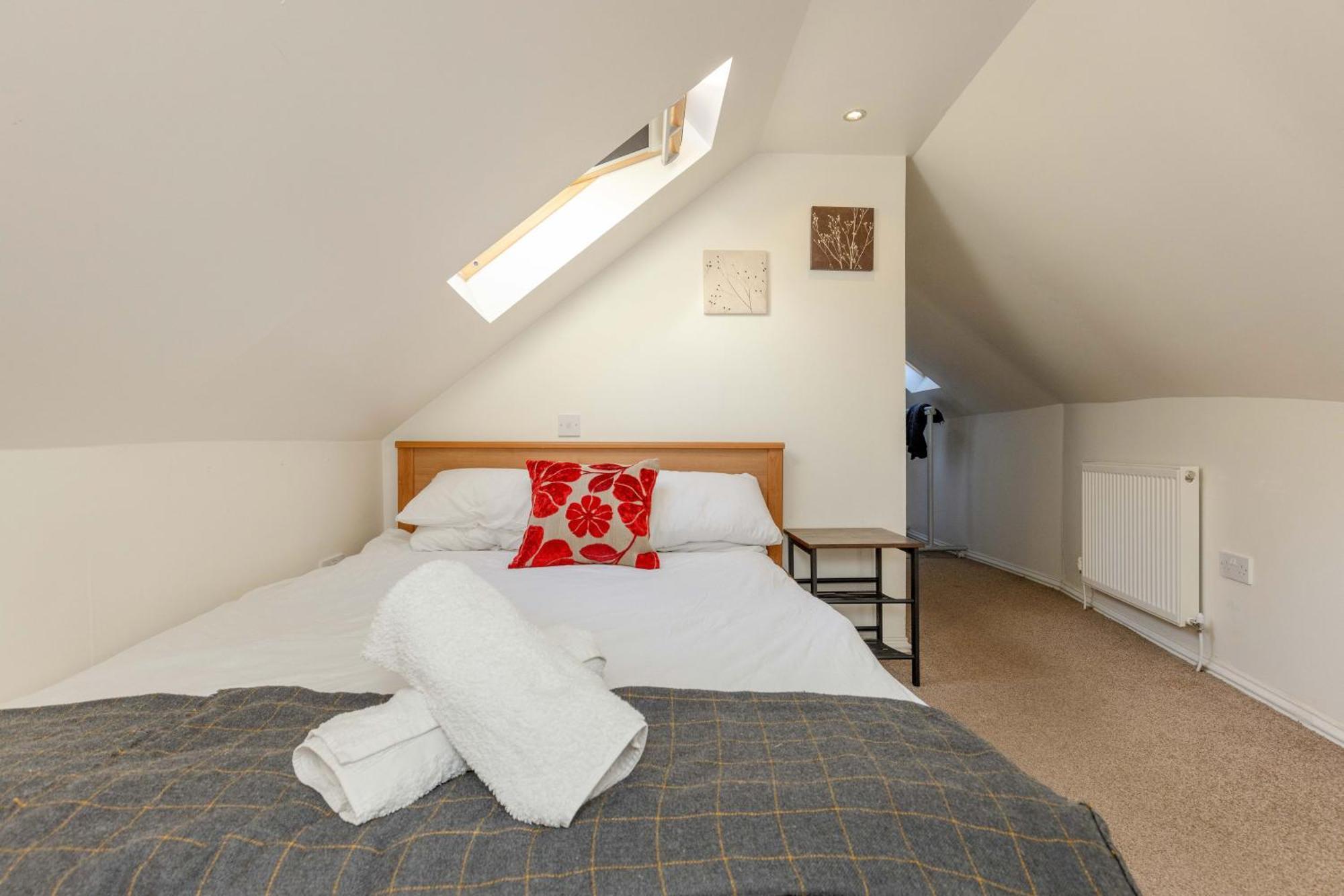 Appartement Traditional 3 Bedroom Quiet Duplex Flat By High St, Trams And Buses - Just 1-5 Miles To Centre