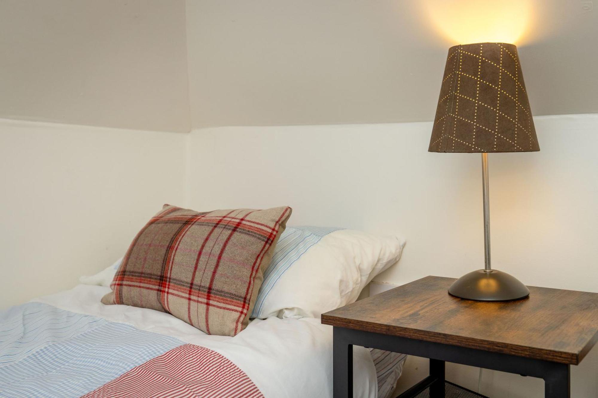 Traditional 3 Bedroom Quiet Duplex Flat By High St, Trams And Buses - Just 1-5 Miles To Centre Appartement *