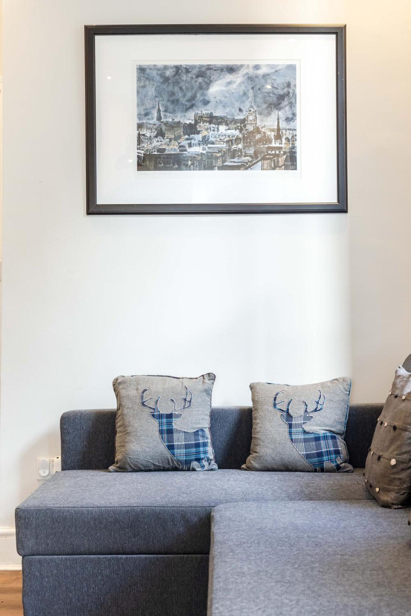 Traditional 3 Bedroom Quiet Duplex Flat By High St, Trams And Buses - Just 1-5 Miles To Centre