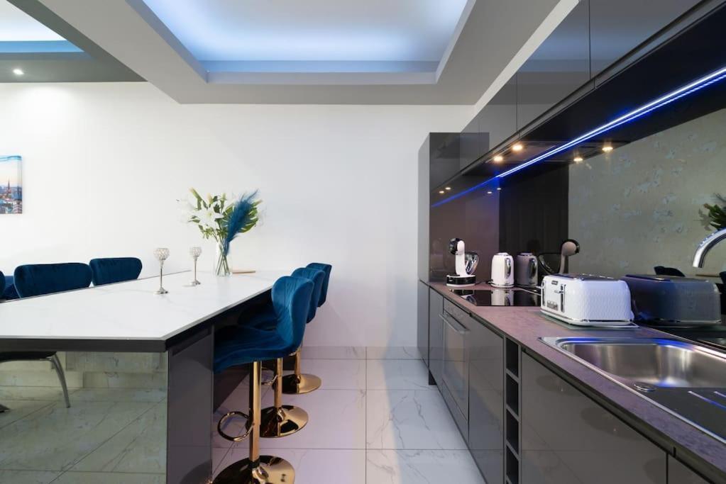 Spacious Modern Centre Castle Views *