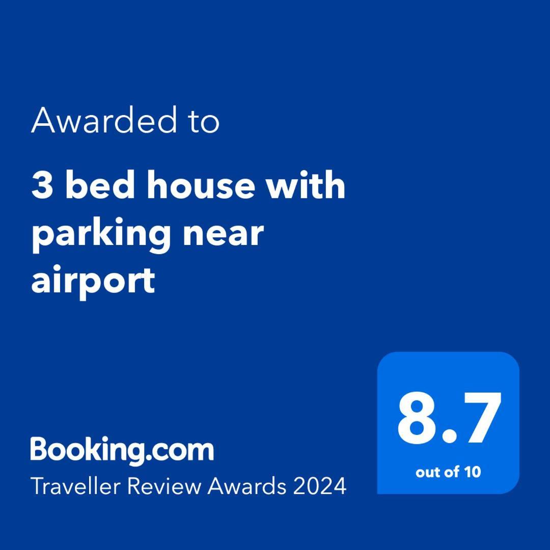 Holiday home 3 Bed House With Parking Near Airport