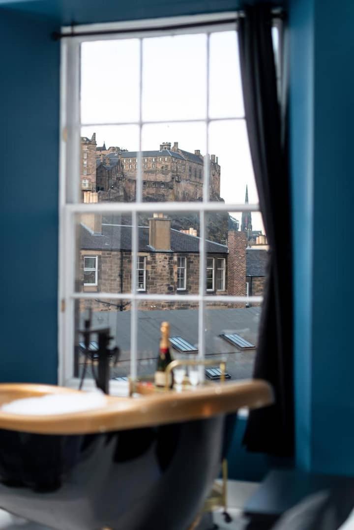 Spacious Modern Centre Castle Views