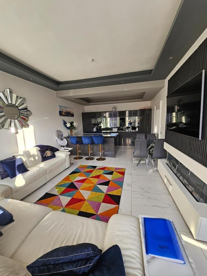 Spacious Modern Centre Castle Views