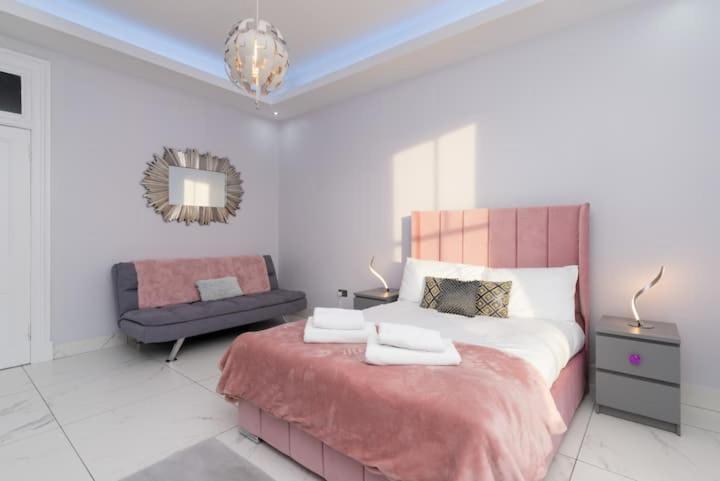 Spacious Modern Centre Castle Views *