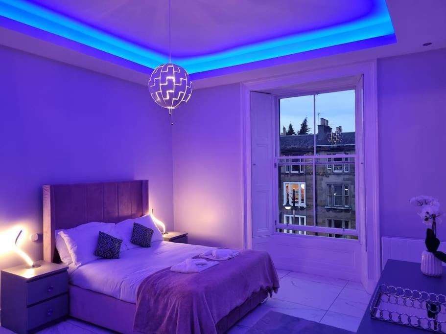 Spacious Modern Centre Castle Views
