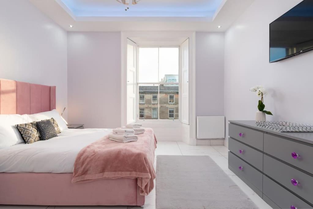 Spacious Modern Centre Castle Views *